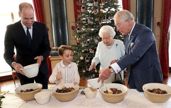 الأجيال الملكية الأربعة يتشاركون في صنع حلوى العيد 