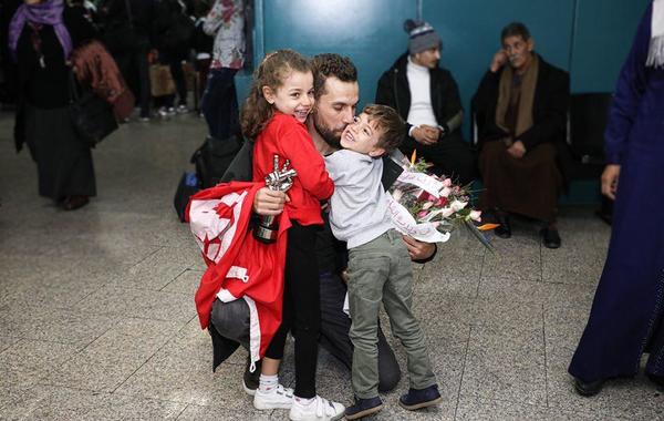 صور: بالزغاريد استقبال مهدي عياشي الفائز بلقب "ذا فويس" بمطار تونس قرطاج