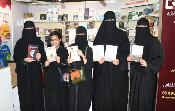 معلمة سعودية تتبنى 6 مؤلفات لطالباتها في معرض جدة للكتاب