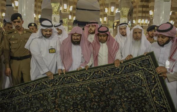 1100 سجادة جديدة تغطي التوسعة الأولى في المسجد النبوي