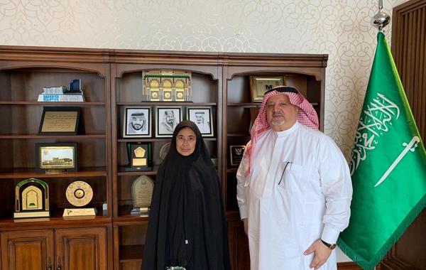 السفير السعودي في إندونيسيا يستقبل والدة المواطنة التي تبحث عن ابنتها  