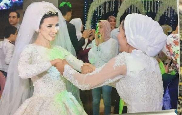 عزباء ترتدي فستان الزفاف من دون عريس في حفل زواج شقيقتها
