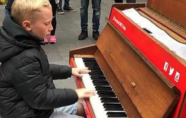 شاهد: طفل يعزف على البيانو في أحد شوارع بريطانيا