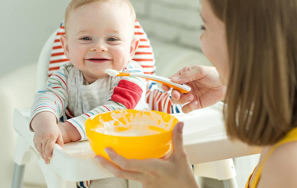 تغذية الطفل من عمر ستة أشهر حتى العامين