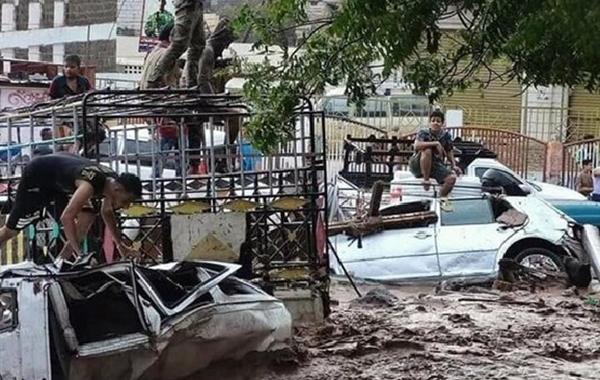 اليمن في مواجهة كارثة غير كورونا.. سيول الأمطار تغرق عدن وتجرف منازل وممتلكات المواطنين