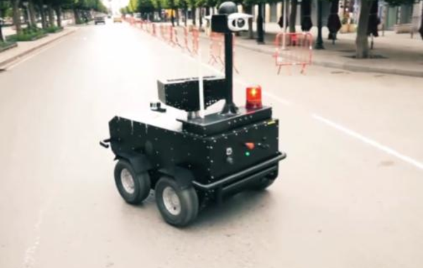 لتطبيق إجراءات الحجر الصحي العام... روبوت في تونس يراقب الشوارع