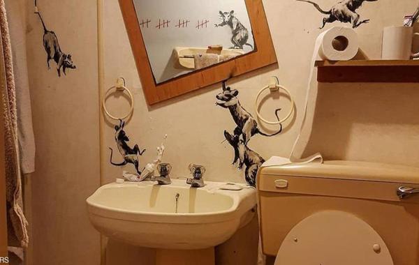 رسام بريطاني خلال حظر كورونا قدم عملاً مبدعاً داخل حمام منزله