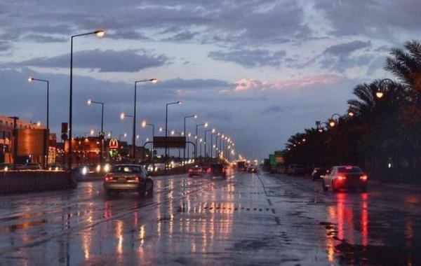 أمطارٌ على الرياض.. ورواد تويتر يتغنون بجمالها من الحجر الصحي