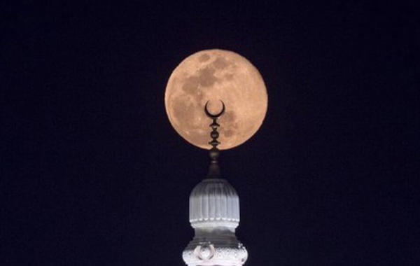 القمر العملاق يزين سماء عدد من مناطق السعودية