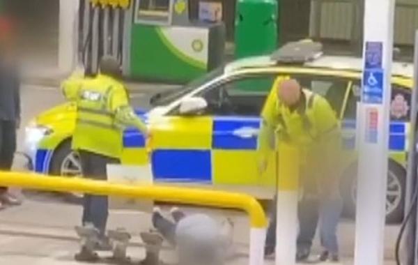 فيديو.. صرخة طفل بعد صعق والده من الشرطة تثير استياء في بريطانيا