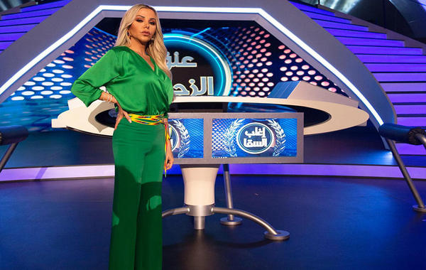 أزياء غريبة تطل بها رزان مغربي في برنامج "اغلب السقا"