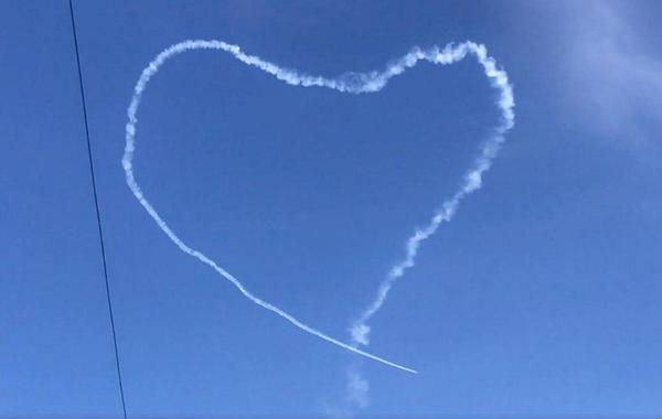 طيار بريطاني يرسم أشكالاً في السماء لإسعاد المحجوربن