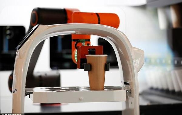 مقهى في كورويا الجنوبية يعيّن روبوتاً لخدمة الزبائن