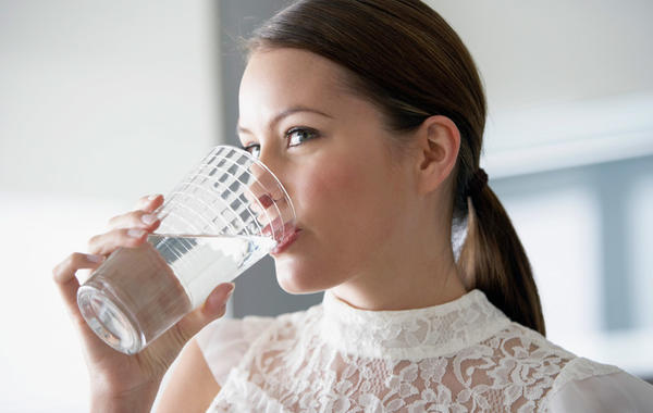 أهمية الإكثار من شرب الماء في فصل الصيف