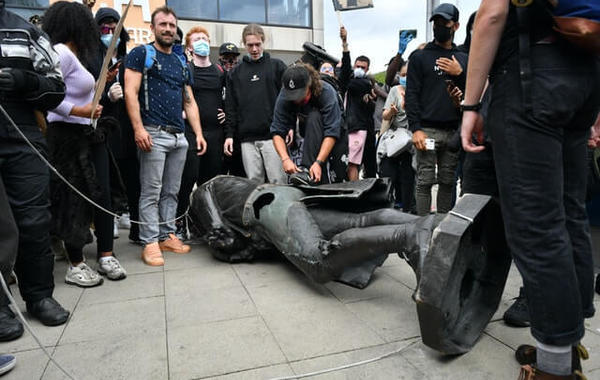 لعنة فلويد تطارد تماثيل العنصريين في العالم