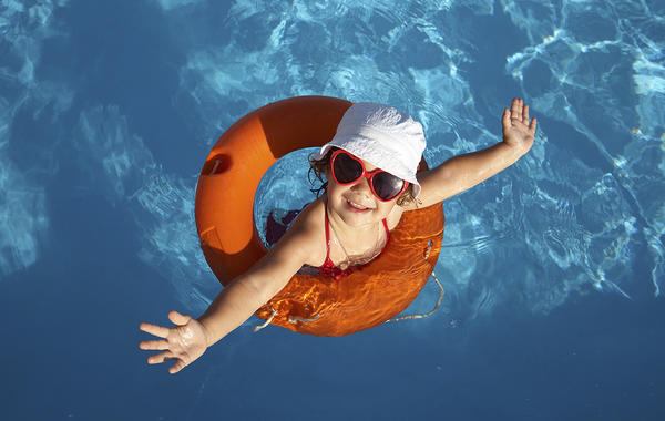 قواعد تعليم طفلك السباحة في صيف كورونا