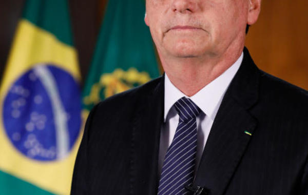 بأمر القضاء.. الرئيس البرازيلي يرتدي الكمامة!
