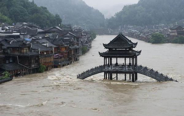 شاهد : فيضانات عنيفة تقتلع المنازل في الصين