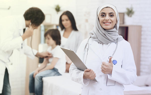 أطباء وطبيبات ينضمون لحملة مجلة سيدتي «لمتنا سعودية»