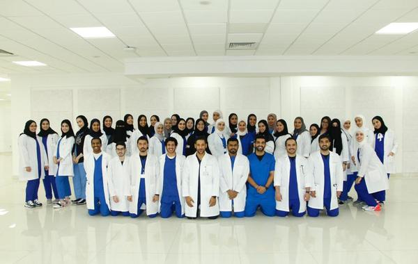 جامعة الخليج العربي تعلن تخريج 157 طبيب خليجي بنسبة نجاح 100%