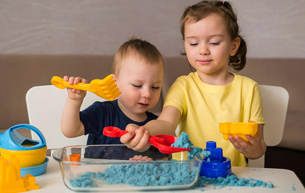 5 وصفات سهلة من الرمل الحركي للأطفال