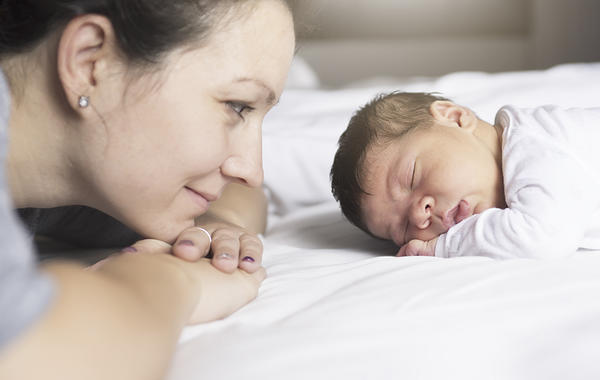 طريقة النوم الصحيحة بعد الولادة القيصرية..وتفاصيل تهمك