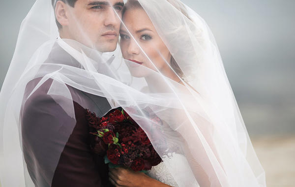 ثيمات زواج باللون البرغندي لعروس الخريف