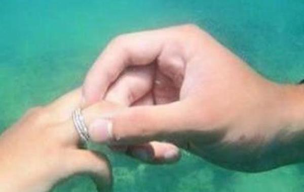 شاب يطلب يد حبيبته تحت الماء