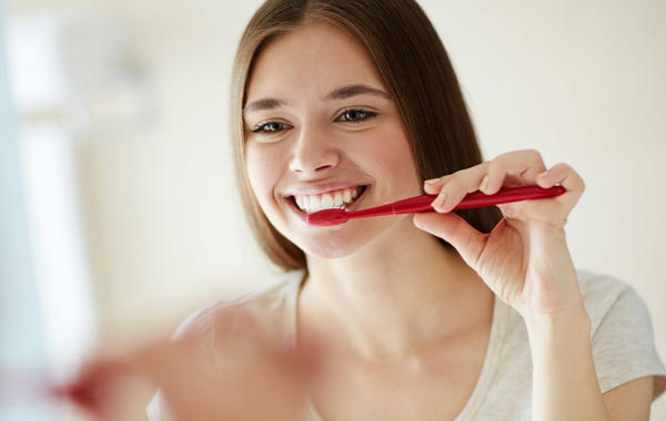 أخطاء خطيرة عند تنظيف الأسنان بالفرشاة... تجنبيها فوراً