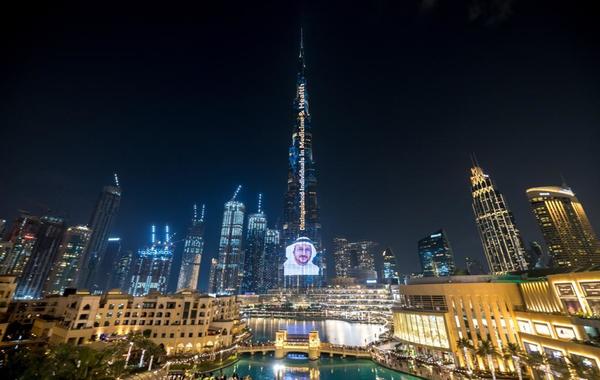  دبي تكرم 10 أطباء وباحثين بنشر صورهم على "برج خليفة" وتمنحهم جائزة الشيخ حمدان  