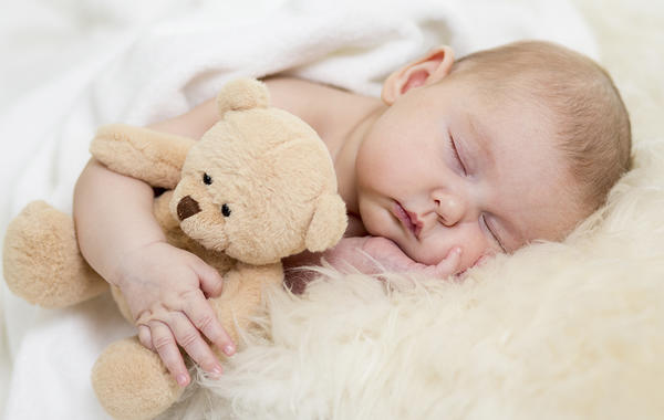 أسباب أنين الطفل الرضيع في أثناء النوم 