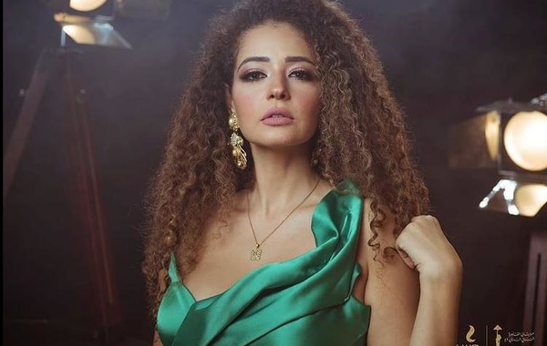 شبيهة الراحلة ميرنا المهندس تظهر في ختام مهرجان القاهرة السينمائي وتردّ على حقيقة القرابة بينهما