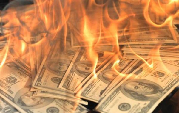 ملياردير يفضل حرق 600 مليون دولار بدلا من إعطائها لطليقته