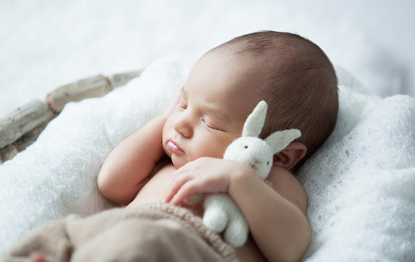 أسباب احمرار جفن العين عند الأطفال الرضع