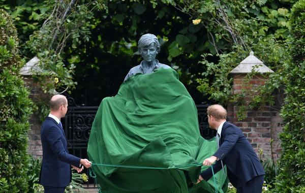 الأميران ويليام وهاري يكشفان عن التمثال- الصورة من موقع رويترز