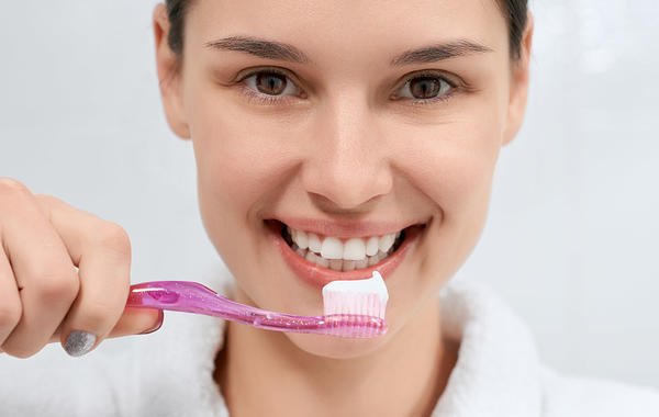 ما سبب أهمية رعاية الأسنان قبل الولادة للأم والطفل؟