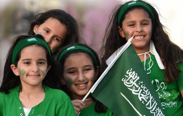 إعداد ملابس الطفل، استعدادا لليوم الوطني السعودي