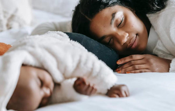تكرار استيقاظ الرضيع ليلا: هل يرتبط بالرضاعة؟