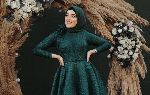 فستان أخضر بقماش لامع من إسراء عمرو -الصورة من حسابها على الانستغرام
