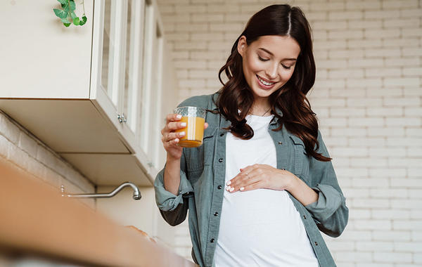 مشروبات آمنة أثناء الحمل لك ولجنينك | مجلة سيدتي