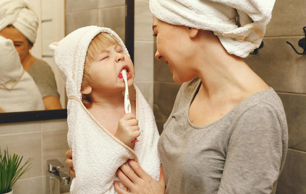 طرق طريفة تجعل الطفل يحب تنظيف أسنانه 