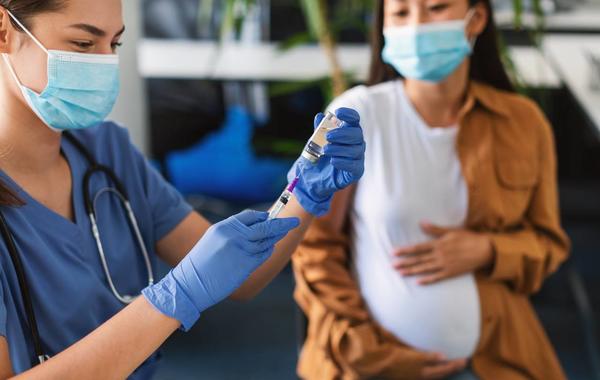 صورة لحامل تأخذ التطعيم