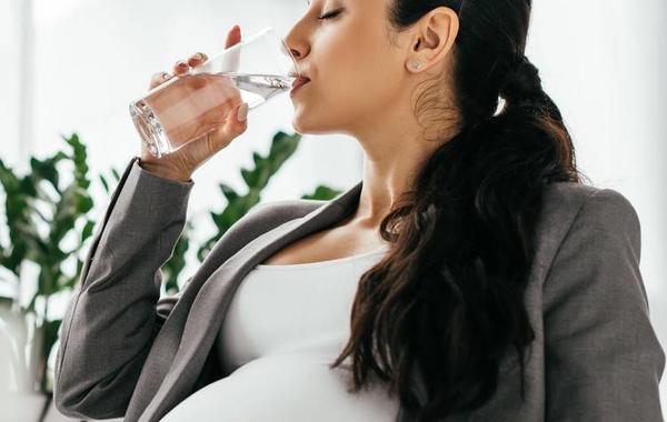 صورة الحامل تشرب الماء