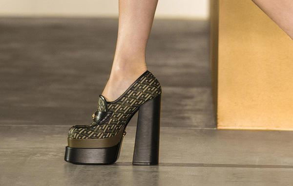 حذاء من فيرساتشي  Versace لإطلالة شبابية مريحة