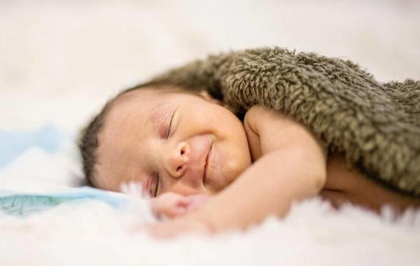 أسرار ابتسامة الأطفال الرضع أثناء النوم