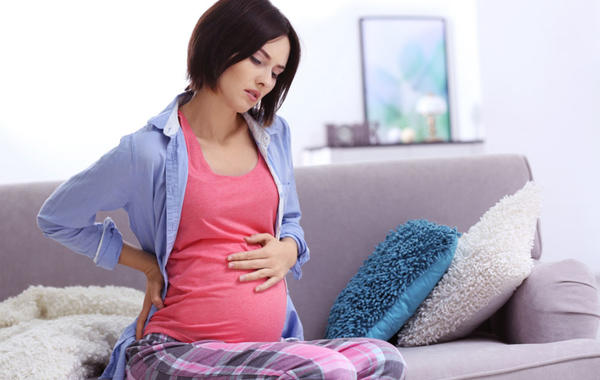  8 أسباب شائعة لآلام البطن أثناء الحمل