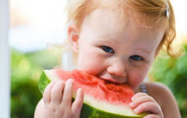صورة لطفل يأكل البطيخ