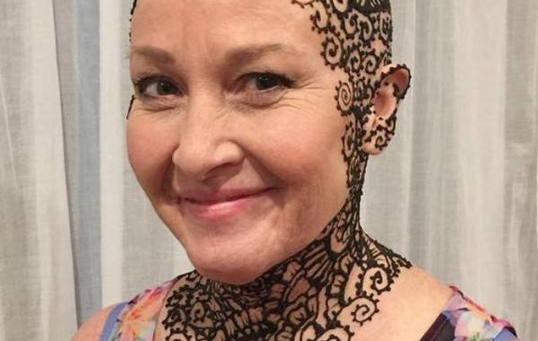 سيدة ترسم تاجاً من الحناء على رأسها ورقبتها بعدما فقدت شعرها بسبب مرض السرطان - الصورة من إنستجرام لين هيثرنجتون