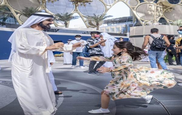 الشيخ محمد بن راشد يلتقي الطفلة في إكسبو دبي