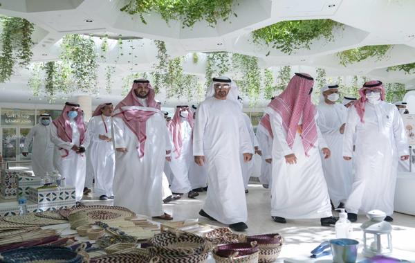الشيخ محمد بن زايد خلال جولته في جناح السعودية بمعرض إكسبو دبي